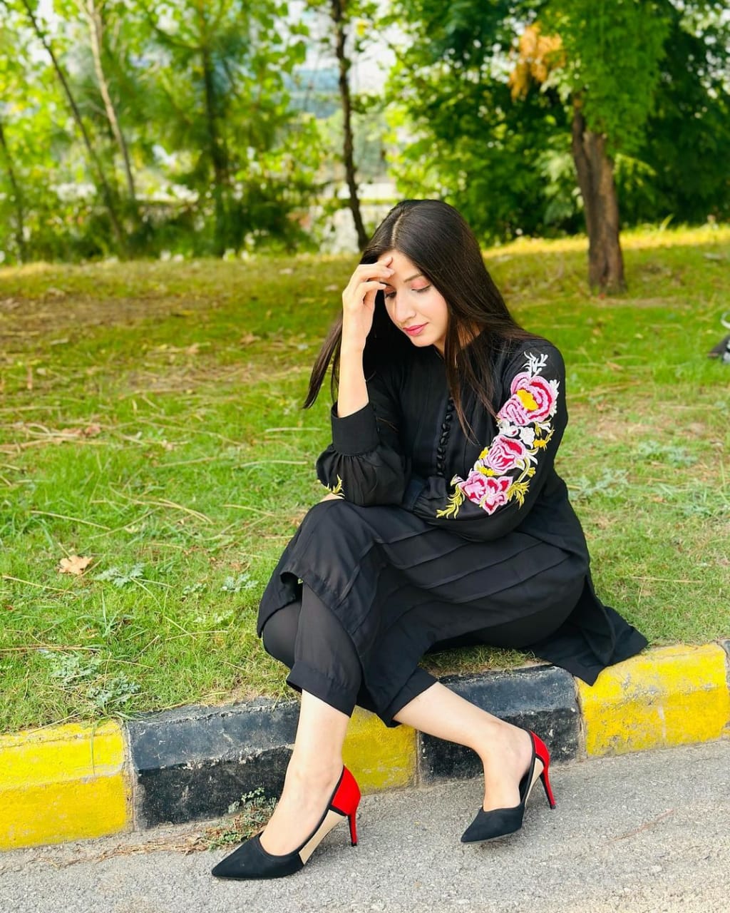 Premium Black Linen Embroidered 2-Piece – Libaas-e-Resham (Sizes S, M, L)