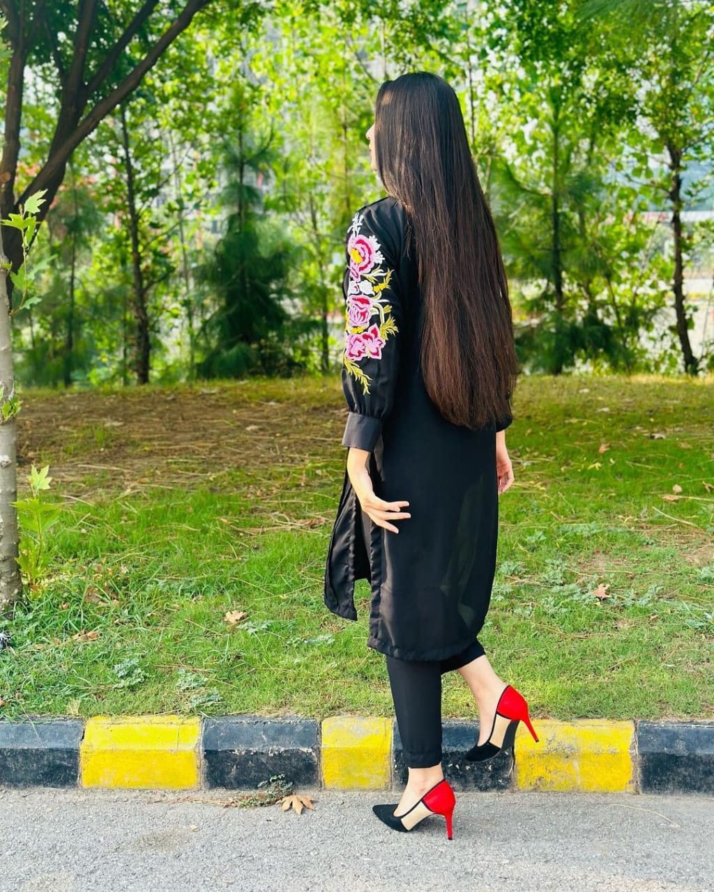 Premium Black Linen Embroidered 2-Piece – Libaas-e-Resham (Sizes S, M, L)