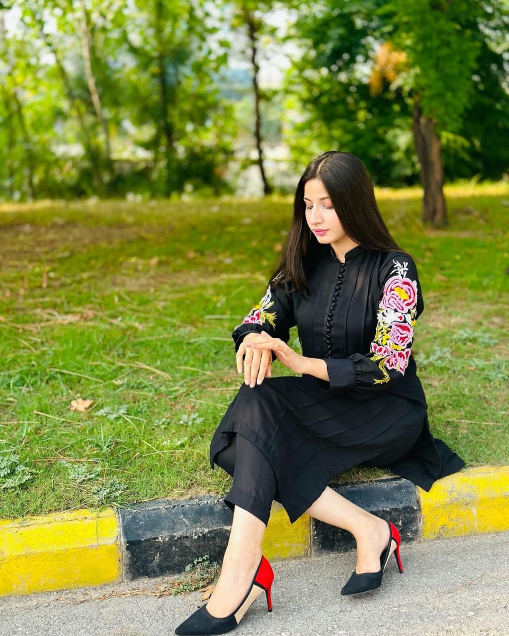 Premium Black Linen Embroidered 2-Piece – Libaas-e-Resham (Sizes S, M, L)