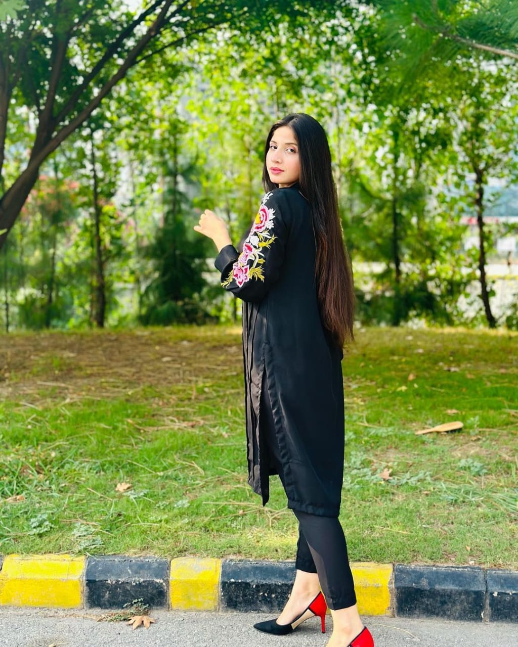 Premium Black Linen Embroidered 2-Piece – Libaas-e-Resham (Sizes S, M, L)